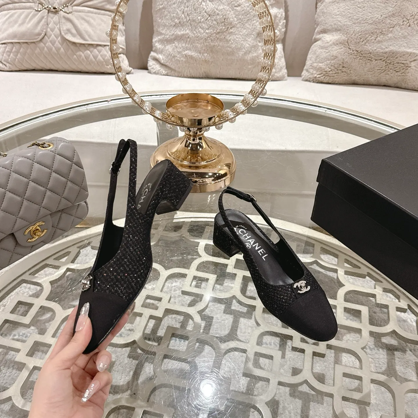 👟👟Ex-factory price 540👟👟 Chanel 𝟐𝟎𝟐𝟓SS spring and summer new double C button Mary Jane 🆕 Xiaoxiang𝐂jia's beautiful Mary Jane sandals are so sweet that they are so beautiful that they have a round square toe design. Cute and cute ~ metal/button logo. The appearance is super online. When you wear it, you will feel like a wealthy daughter. I thought it looked good only when I put it on my feet, I realized how easy it is to wear ~ Upper: Customized lambskin Lining: Sheepskin Outsole: Genuine leather outsole imported from Italy Code number: 35-42 (customized on 40.41.24, non-refundable) Packaging: The latest gift box packaging at the counter